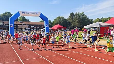 Hochmotivierte Nachwuchsläufer beim Massenstart. Beim Kinderlobbylauf zeigten die Kleinen und Großen, was sie können. Hochmotivierte Nachwuchsläufer beim Massenstart. Beim Kinderlobbylauf zeigten die Kleinen und Großen, was sie können.
