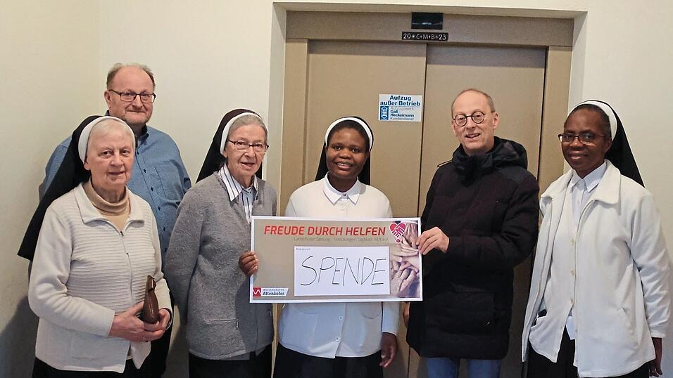 Freude im Kloster der Missionsdominikanerinnen über den symbolischen Scheck aus der Hand des Rodinger Redaktionsleiters Josef Heigl. Er symbolisiert einen stattlichen Betrag aus der Aktion 'Freude durch Helfen' der Mediengruppe Attenkofer. Freude im Kloster der Missionsdominikanerinnen über den symbolischen Scheck aus der Hand des Rodinger Redaktionsleiters Josef Heigl. Er symbolisiert einen stattlichen Betrag aus der Aktion 'Freude durch Helfen' der Mediengruppe Attenkofer.