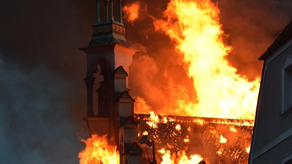 Heute vor acht Jahren, am 25. November, brannte das Straubinger Rathaus ab. Heute vor acht Jahren, am 25. November, brannte das Straubinger Rathaus ab.