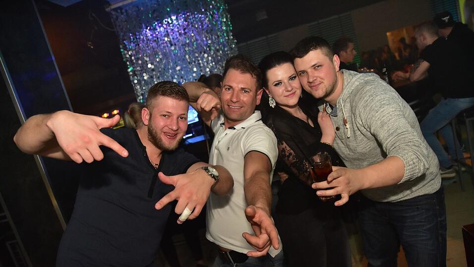 Im Stars wurde wurde wieder getanzt und gefeiert, bis das Licht anging. Im Stars wurde wurde wieder getanzt und gefeiert, bis das Licht anging.