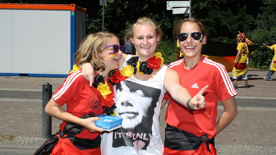 Christian Fertl war am Sonntag auf der Fanmeile in Berlin und erlebte dort das Achtelfinale gegen England auf Großleinwand. Christian Fertl war am Sonntag auf der Fanmeile in Berlin und erlebte dort das Achtelfinale gegen England auf Großleinwand.