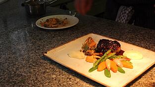 Senfrostbraten mit Zwiebelmarmelade, Buttergemüse, Selleriepüree und Pilzen. Könnte das Ihr Weihnachtsessen werden? Senfrostbraten mit Zwiebelmarmelade, Buttergemüse, Selleriepüree und Pilzen. Könnte das Ihr Weihnachtsessen werden?