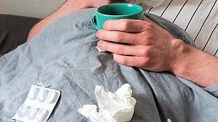 Taschentücher und Tee gehören gerade für viele kranke Regensburger zum Alltag. Taschentücher und Tee gehören gerade für viele kranke Regensburger zum Alltag.