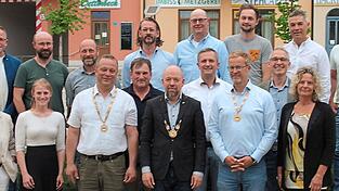 Der Gemeinderat mit Bürgermeister Andreas Horsche (Bildmitte) und seinen beiden Stellvertretern Thomas Kindsmüller (l.) und Matthias Gewies (rechts daneben). Der Gemeinderat mit Bürgermeister Andreas Horsche (Bildmitte) und seinen beiden Stellvertretern Thomas Kindsmüller (l.) und Matthias Gewies (rechts daneben).