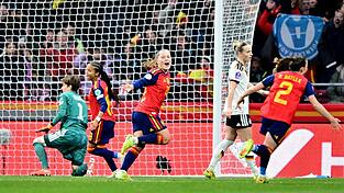 Klare Verhältnisse in Madrid: Doppeltorschützin Pina darf jubeln, Torhüterin Berger ist geschlagen. Klare Verhältnisse in Madrid: Doppeltorschützin Pina darf jubeln, Torhüterin Berger ist geschlagen.