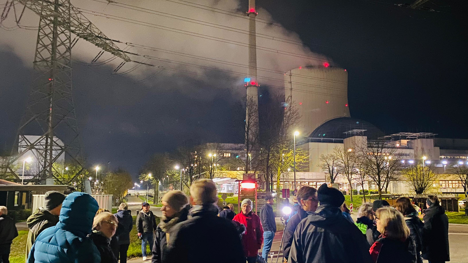 Am Freitag- und am Samstagabend haben sich viele Menschen vom Kernkraftwerk Isar 2 verabschiedet. Am Freitag- und am Samstagabend haben sich viele Menschen vom Kernkraftwerk Isar 2 verabschiedet.