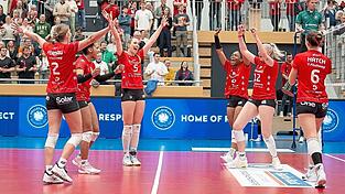 Da kommt Erleichterung auf: Der Jubel im Team der Roten Raben Vilsbiburg war freilich groß, nachdem sich der Spitzenreiter den 3:1-Sieg gegen den TV Dingolfing härter als erhofft erarbeiten musste. Da kommt Erleichterung auf: Der Jubel im Team der Roten Raben Vilsbiburg war freilich groß, nachdem sich der Spitzenreiter den 3:1-Sieg gegen den TV Dingolfing härter als erhofft erarbeiten musste.