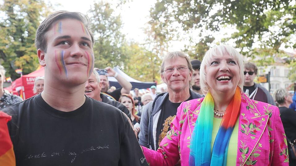 Knapp 2.000 Teilnehmer feierten am Samstag in Landhut den ersten Christopher-Street-Day Niederbayerns. Knapp 2.000 Teilnehmer feierten am Samstag in Landhut den ersten Christopher-Street-Day Niederbayerns.