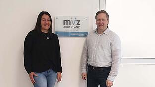 Die Assistentin der Geschäftsführung Yvonne Klingl und Geschäftsführer An-dreas Probst im MVZ Arberland Viechtach Die Assistentin der Geschäftsführung Yvonne Klingl und Geschäftsführer An-dreas Probst im MVZ Arberland Viechtach
