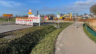 Ab sofort ist die Kiefenholzer Zufahrt beim Kreisverkehr für den gesamten Verkehr vollgesperrt. Tennet verlegt dort den Süd-Ost-Link. Ab sofort ist die Kiefenholzer Zufahrt beim Kreisverkehr für den gesamten Verkehr vollgesperrt. Tennet verlegt dort den Süd-Ost-Link.